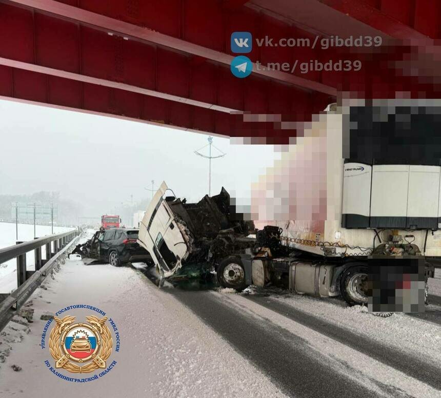 На Приморском кольце у съезда к Храброво грузовик врезался в ограждение, есть погибший - Новости Калининграда | Фото: канал Госавтоинспекции Калининградской области / Телеграм