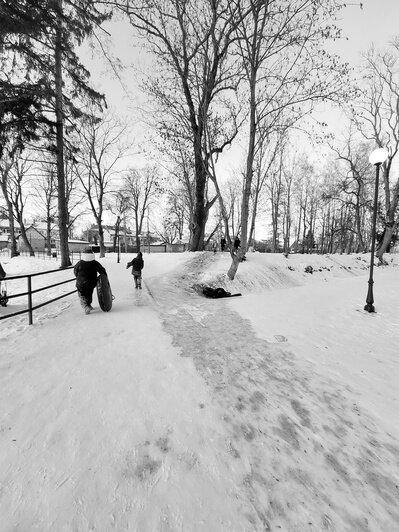 «Ну чем не мы в 80-х?»: житель Полесска снял детей на горке и заставил ностальгировать горожан (фото)   - Новости Калининграда | Фото: Игорь Чугай