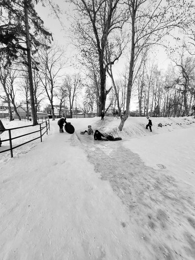 «Ну чем не мы в 80-х?»: житель Полесска снял детей на горке и заставил ностальгировать горожан (фото)   - Новости Калининграда | Фото: Игорь Чугай