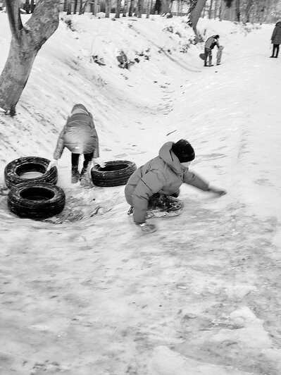 «Ну чем не мы в 80-х?»: житель Полесска снял детей на горке и заставил ностальгировать горожан (фото)   - Новости Калининграда | Фото: Игорь Чугай