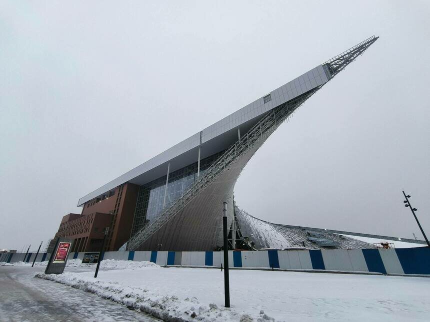 Самый крупный витраж филиала Большого театра напоминает по форме стеклянный парус  | Фото: тг-канал Алексея Беспрозванных