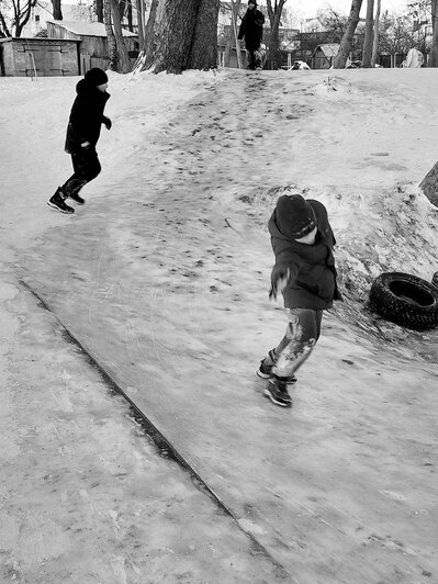 «Ну чем не мы в 80-х?»: житель Полесска снял детей на горке и заставил ностальгировать горожан (фото)   - Новости Калининграда | Фото: Игорь Чугай