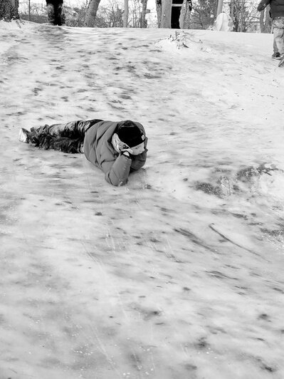 «Ну чем не мы в 80-х?»: житель Полесска снял детей на горке и заставил ностальгировать горожан (фото)   - Новости Калининграда | Фото: Игорь Чугай