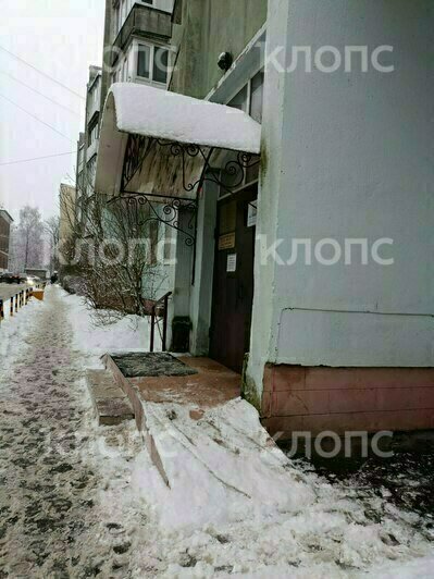 Метлой по гололёду: как убирают снег у больниц и поликлиник Калининграда (фото, видео)   - Новости Калининграда | Фото: «Клопс»