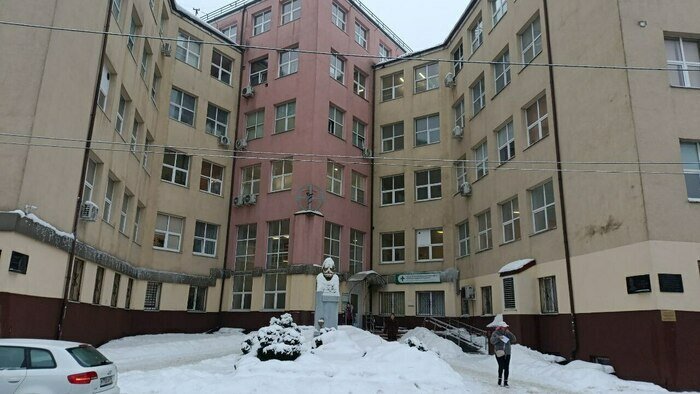 Метлой по гололёду: как убирают снег у больниц и поликлиник Калининграда (фото, видео)   - Новости Калининграда