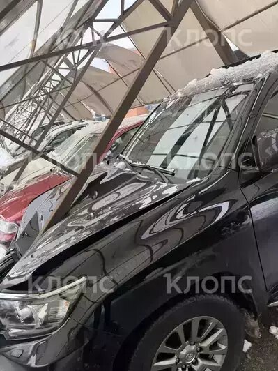 В Калининграде рухнула крыша стоянки, автомобили получили повреждения (фото, видео)   - Новости Калининграда | Фото: очевидцы