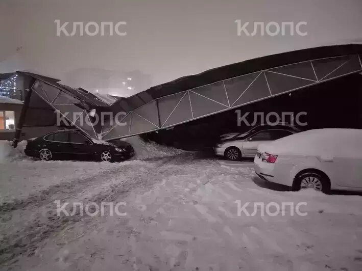 В Калининграде рухнула крыша стоянки, автомобили получили повреждения (фото, видео)   - Новости Калининграда | Фото: очевидцы