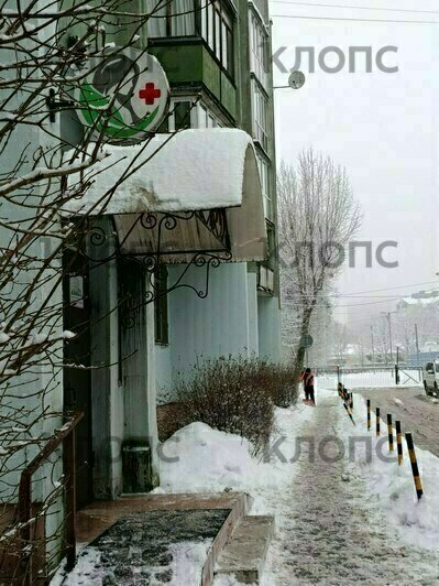 Метлой по гололёду: как убирают снег у больниц и поликлиник Калининграда (фото, видео)   - Новости Калининграда | Фото: «Клопс»