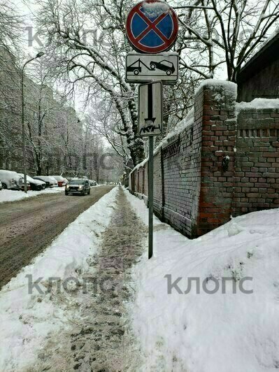 Метлой по гололёду: как убирают снег у больниц и поликлиник Калининграда (фото, видео)   - Новости Калининграда | Фото: «Клопс»