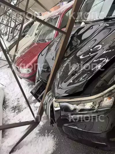 В Калининграде рухнула крыша стоянки, автомобили получили повреждения (фото, видео)   - Новости Калининграда | Фото: очевидцы