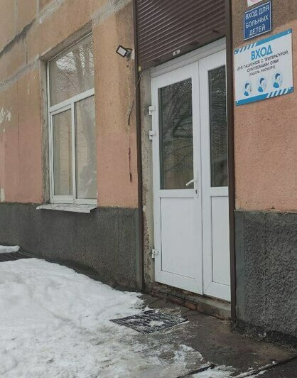 Метлой по гололёду: как убирают снег у больниц и поликлиник Калининграда (фото, видео)   - Новости Калининграда