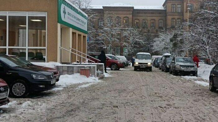 Метлой по гололёду: как убирают снег у больниц и поликлиник Калининграда (фото, видео)   - Новости Калининграда | Фото: «Клопс»
