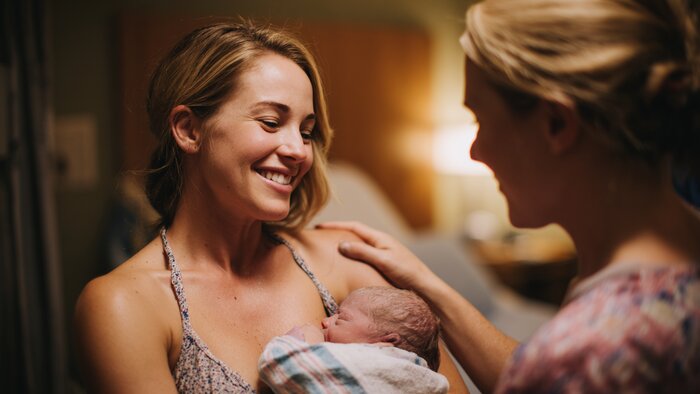 «Без неё я бы не справилась»: зачем калининградки зовут на роды доулу   - Новости Калининграда | Иллюстрация: Ксения Александрова / Midjourney