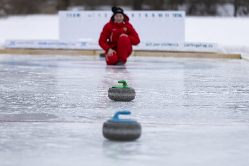 Вернули камни к истокам: калининградцы сыграли в кёрлинг на льду замёрзшего озера (фоторепортаж) - Новости Калининграда | Фото: Александр Подгорчук / «Клопс»