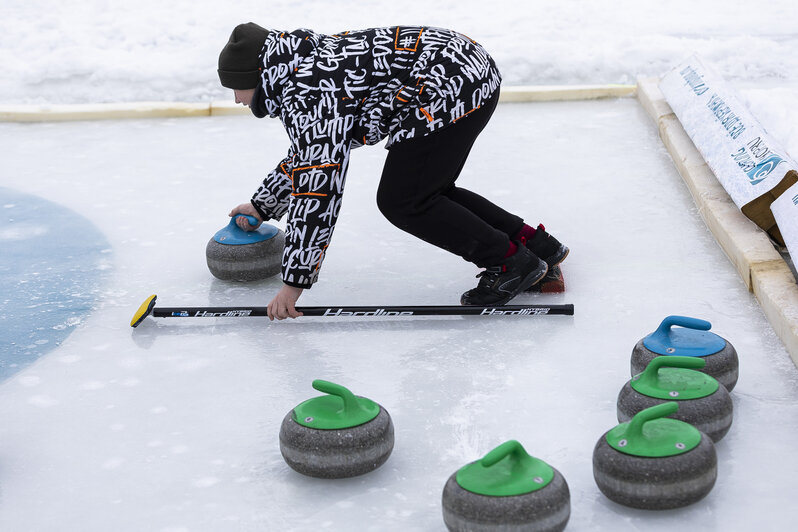 Вернули камни к истокам: калининградцы сыграли в кёрлинг на льду замёрзшего озера (фоторепортаж) - Новости Калининграда | Фото: Александр Подгорчук / «Клопс»