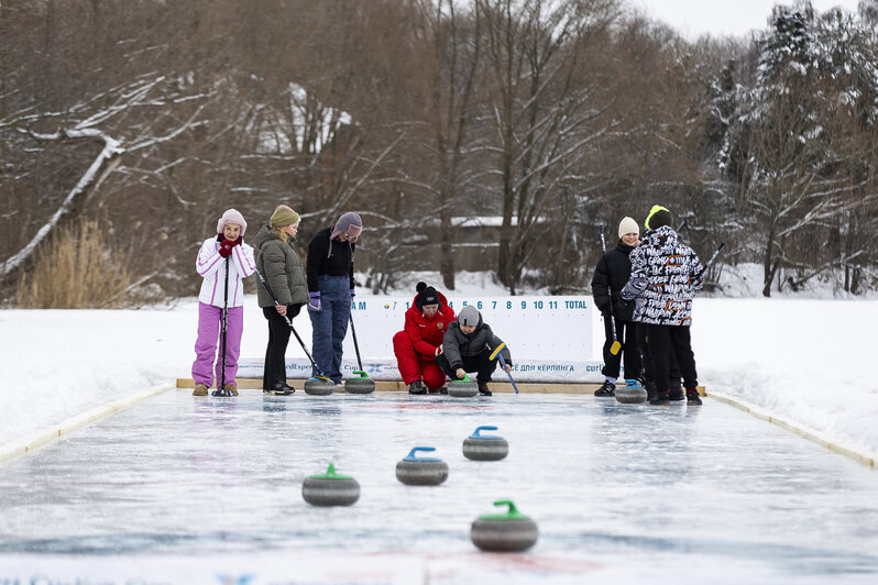 Вернули камни к истокам: калининградцы сыграли в кёрлинг на льду замёрзшего озера (фоторепортаж) - Новости Калининграда | Фото: Александр Подгорчук / «Клопс»