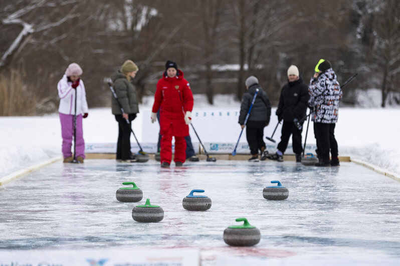 Вернули камни к истокам: калининградцы сыграли в кёрлинг на льду замёрзшего озера (фоторепортаж) - Новости Калининграда | Фото: Александр Подгорчук / «Клопс»