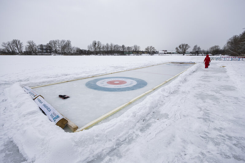 Вернули камни к истокам: калининградцы сыграли в кёрлинг на льду замёрзшего озера (фоторепортаж) - Новости Калининграда | Фото: Александр Подгорчук / «Клопс»