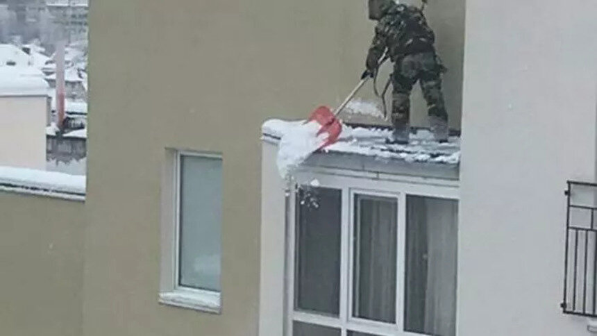 Сосульки убирают с использованием специальной техники и обученных людей | Фото: архив "СК"