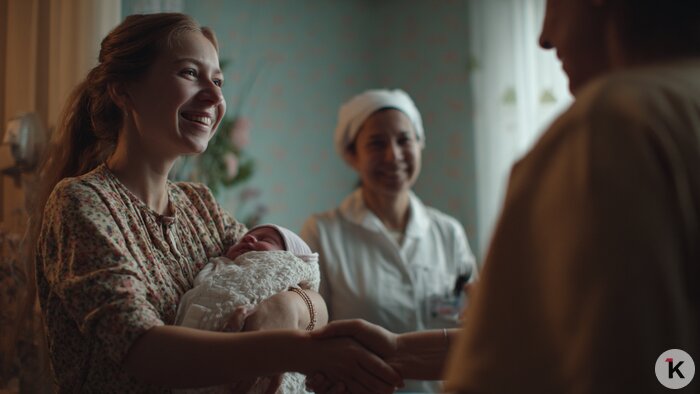 «Без неё я бы не справилась»: зачем калининградки зовут на роды доулу   - Новости Калининграда | Иллюстрация: Ксения Александрова / Midjourney