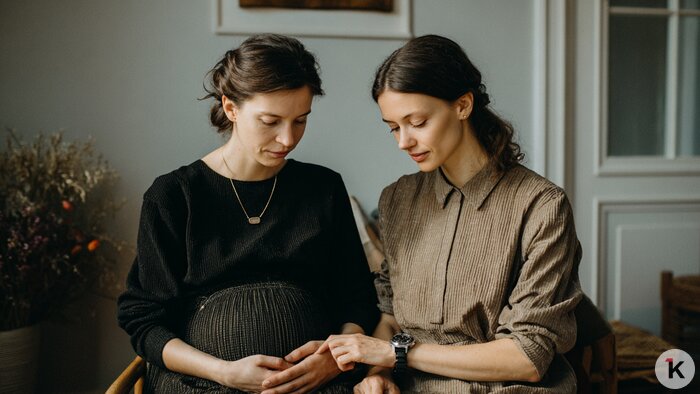 «Без неё я бы не справилась»: зачем калининградки зовут на роды доулу   - Новости Калининграда | Иллюстрация: Ксения Александрова / Midjourney