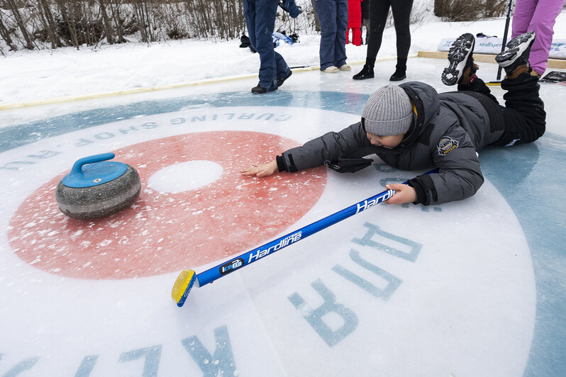 Вернули камни к истокам: калининградцы сыграли в кёрлинг на льду замёрзшего озера (фоторепортаж) - Новости Калининграда | Фото: Александр Подгорчук / «Клопс»