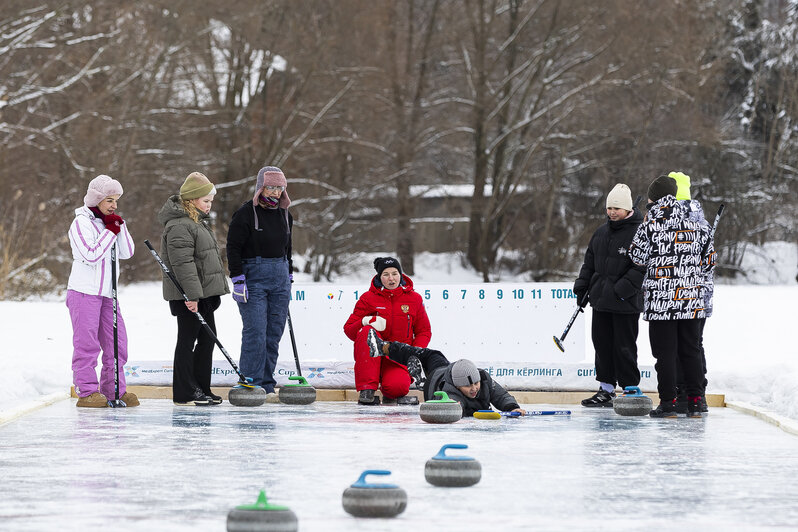 Вернули камни к истокам: калининградцы сыграли в кёрлинг на льду замёрзшего озера (фоторепортаж) - Новости Калининграда | Фото: Александр Подгорчук / «Клопс»