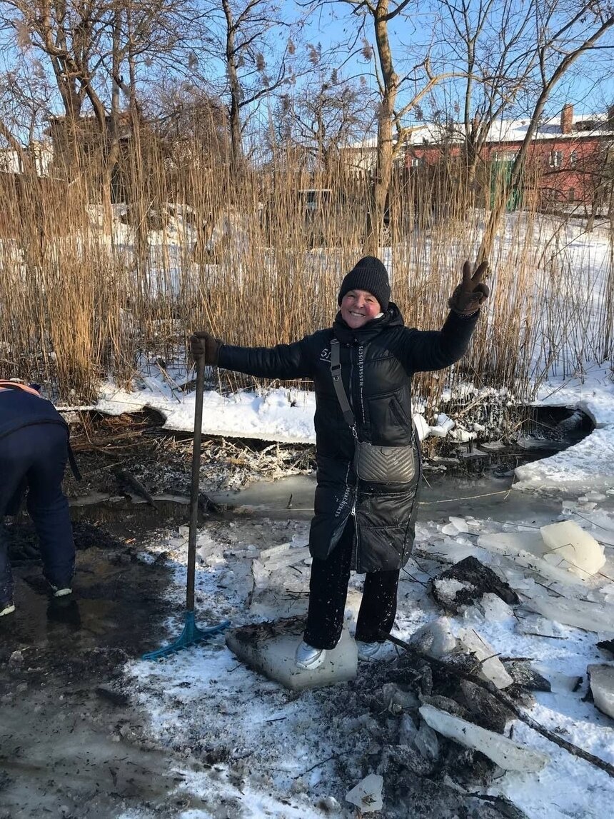 В Балтийске горожанка рубит лёд крепостного рва, чтобы помочь цаплям пережить суровую зиму (фото, видео)  - Новости Калининграда | Фото: из архива героини