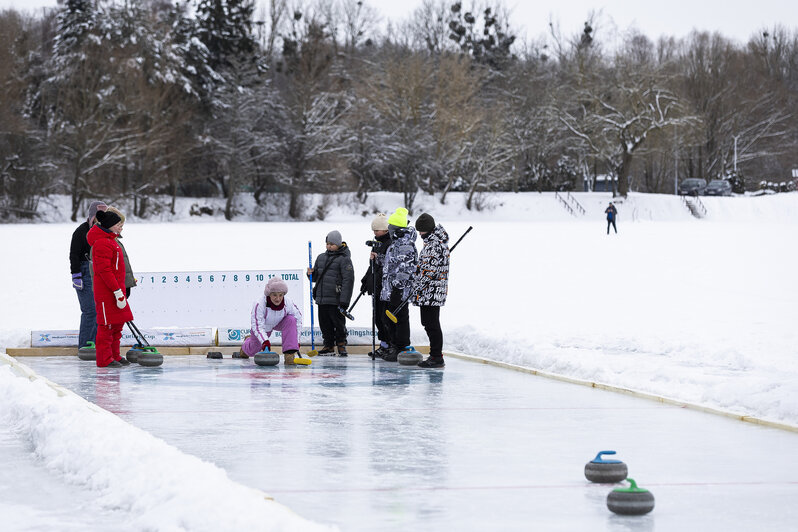 Вернули камни к истокам: калининградцы сыграли в кёрлинг на льду замёрзшего озера (фоторепортаж) - Новости Калининграда | Фото: Александр Подгорчук / «Клопс»