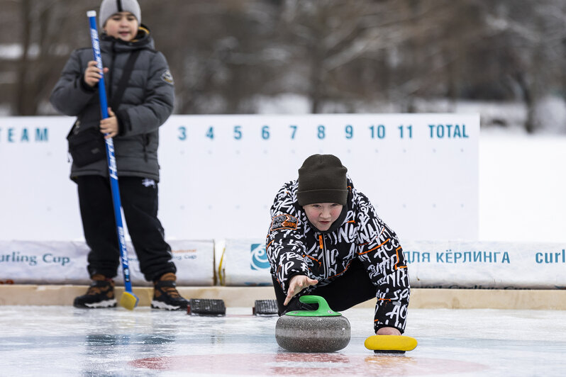 Вернули камни к истокам: калининградцы сыграли в кёрлинг на льду замёрзшего озера (фоторепортаж) - Новости Калининграда | Фото: Александр Подгорчук / «Клопс»