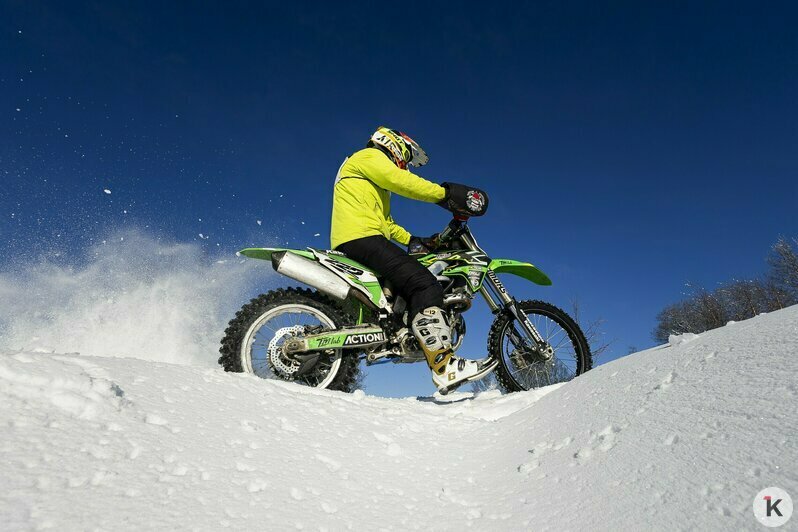 Солнце, дым и рёв моторов: калининградские экстремалы устроили заезд по заснеженному бездорожью (фоторепортаж) - Новости Калининграда | Фото: Александр Подгорчук / «Клопс»