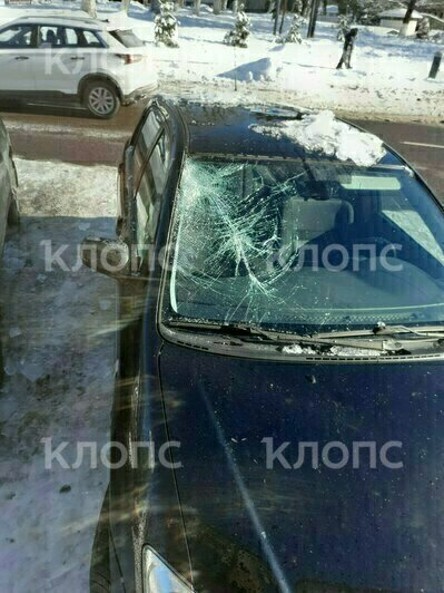 В центре Калининграда сосулька пробила стекло припаркованной у бизнес-центра машины (фото) - Новости Калининграда | Фото: очевидцы