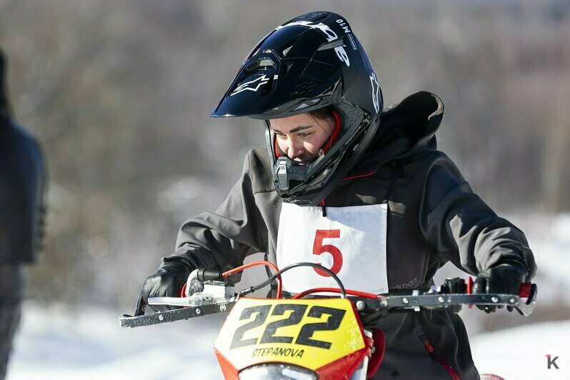 Солнце, дым и рёв моторов: калининградские экстремалы устроили заезд по заснеженному бездорожью (фоторепортаж) - Новости Калининграда | Фото: Александр Подгорчук / «Клопс»