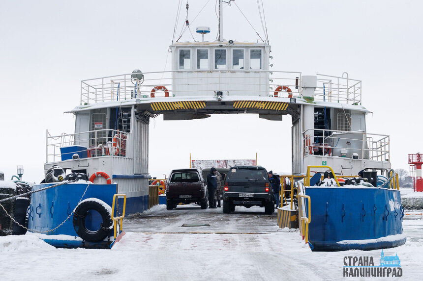 Паром перевозит только легковые машины  | Фото: Александр Мелехов