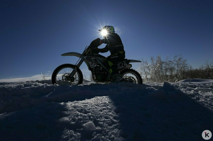 Солнце, дым и рёв моторов: калининградские экстремалы устроили заезд по заснеженному бездорожью (фоторепортаж) - Новости Калининграда | Фото: Александр Подгорчук / «Клопс»