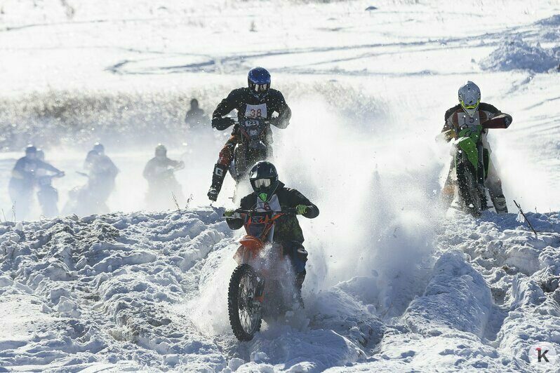 Солнце, дым и рёв моторов: калининградские экстремалы устроили заезд по заснеженному бездорожью (фоторепортаж) - Новости Калининграда | Фото: Александр Подгорчук / «Клопс»