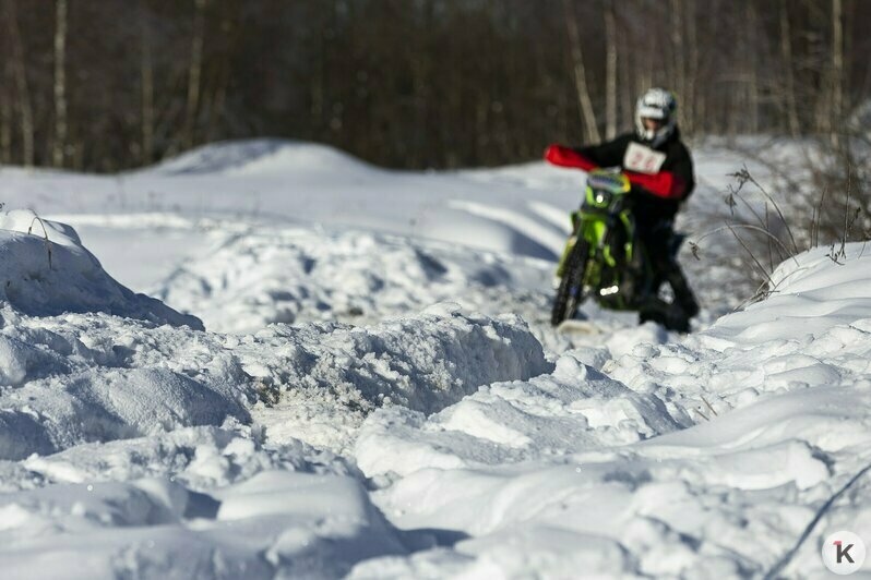 Солнце, дым и рёв моторов: калининградские экстремалы устроили заезд по заснеженному бездорожью (фоторепортаж) - Новости Калининграда | Фото: Александр Подгорчук / «Клопс»