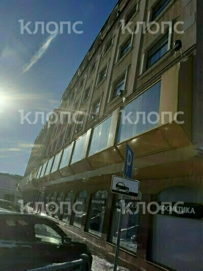 В центре Калининграда сосулька пробила стекло припаркованной у бизнес-центра машины (фото) - Новости Калининграда | Фото: очевидцы