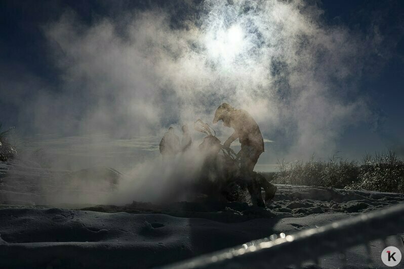 Солнце, дым и рёв моторов: калининградские экстремалы устроили заезд по заснеженному бездорожью (фоторепортаж) - Новости Калининграда | Фото: Александр Подгорчук / «Клопс»