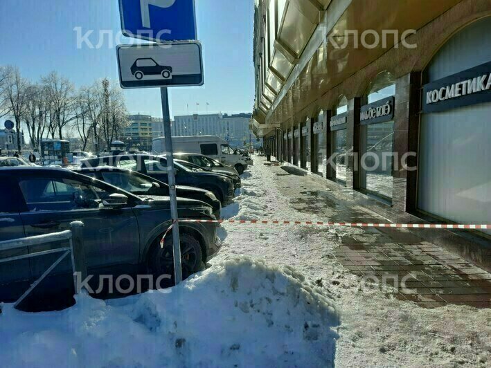 В центре Калининграда сосулька пробила стекло припаркованной у бизнес-центра машины (фото) - Новости Калининграда | Фото: очевидцы