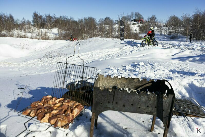 Солнце, дым и рёв моторов: калининградские экстремалы устроили заезд по заснеженному бездорожью (фоторепортаж) - Новости Калининграда | Фото: Александр Подгорчук / «Клопс»