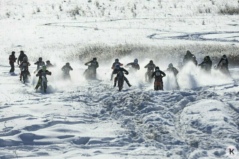 Солнце, дым и рёв моторов: калининградские экстремалы устроили заезд по заснеженному бездорожью (фоторепортаж) - Новости Калининграда | Фото: Александр Подгорчук / «Клопс»