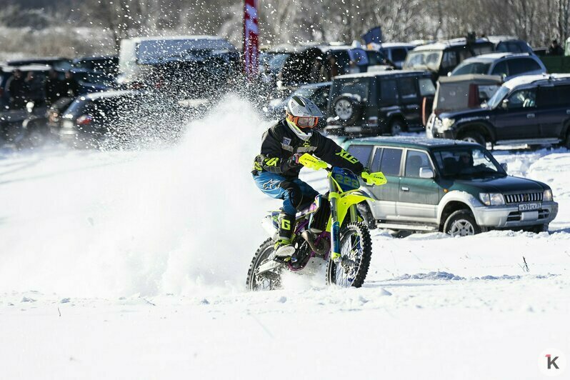 Солнце, дым и рёв моторов: калининградские экстремалы устроили заезд по заснеженному бездорожью (фоторепортаж) - Новости Калининграда | Фото: Александр Подгорчук / «Клопс»