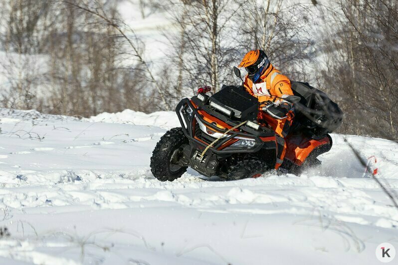 Солнце, дым и рёв моторов: калининградские экстремалы устроили заезд по заснеженному бездорожью (фоторепортаж) - Новости Калининграда | Фото: Александр Подгорчук / «Клопс»
