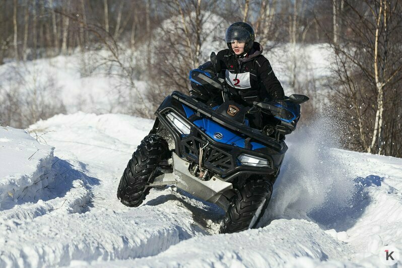 Солнце, дым и рёв моторов: калининградские экстремалы устроили заезд по заснеженному бездорожью (фоторепортаж) - Новости Калининграда | Фото: Александр Подгорчук / «Клопс»