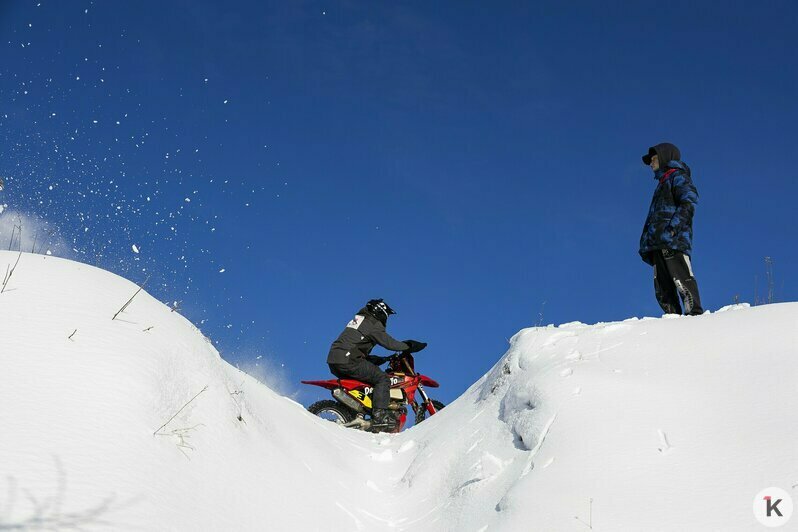 Солнце, дым и рёв моторов: калининградские экстремалы устроили заезд по заснеженному бездорожью (фоторепортаж) - Новости Калининграда | Фото: Александр Подгорчук / «Клопс»