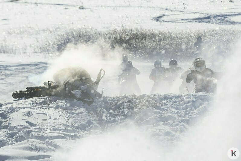 Солнце, дым и рёв моторов: калининградские экстремалы устроили заезд по заснеженному бездорожью (фоторепортаж) - Новости Калининграда | Фото: Александр Подгорчук / «Клопс»
