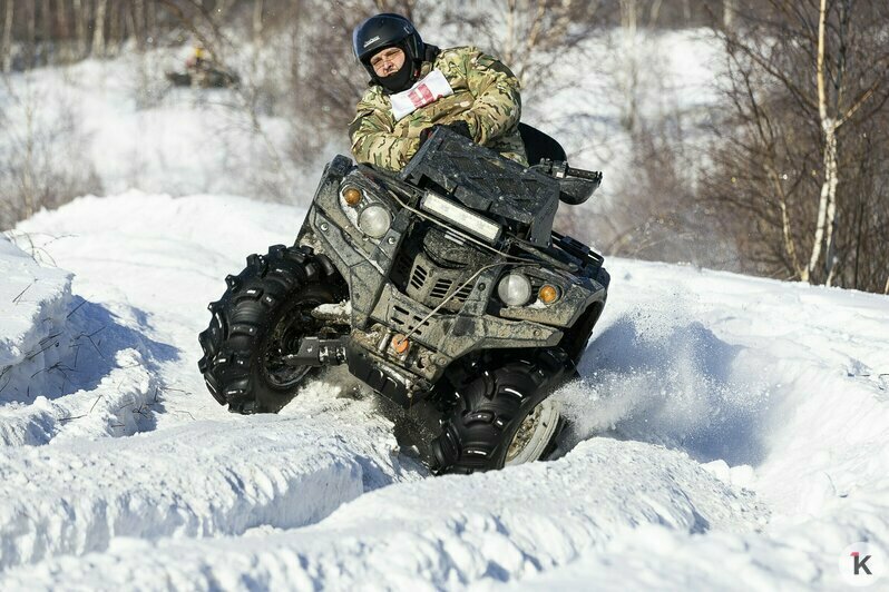 Солнце, дым и рёв моторов: калининградские экстремалы устроили заезд по заснеженному бездорожью (фоторепортаж) - Новости Калининграда | Фото: Александр Подгорчук / «Клопс»