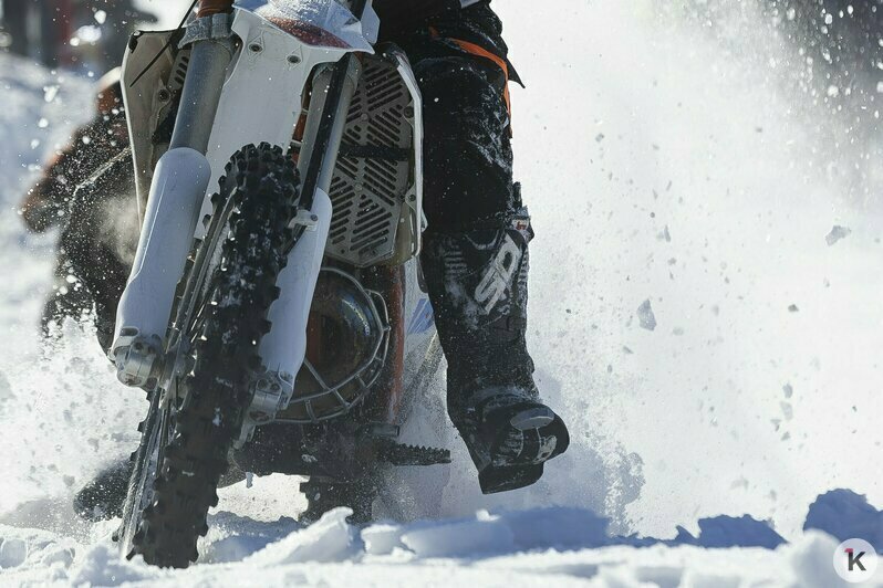 Солнце, дым и рёв моторов: калининградские экстремалы устроили заезд по заснеженному бездорожью (фоторепортаж) - Новости Калининграда | Фото: Александр Подгорчук / «Клопс»