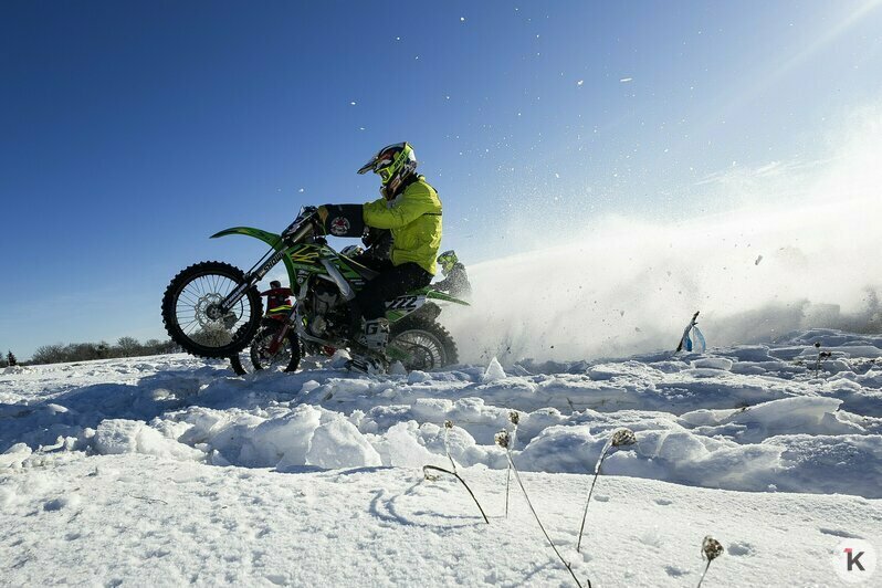 Солнце, дым и рёв моторов: калининградские экстремалы устроили заезд по заснеженному бездорожью (фоторепортаж) - Новости Калининграда | Фото: Александр Подгорчук / «Клопс»